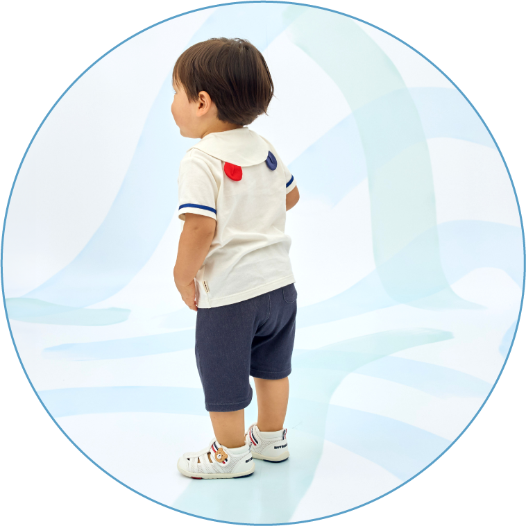 SAILOR SHIRTSを着た子どもの後ろ姿