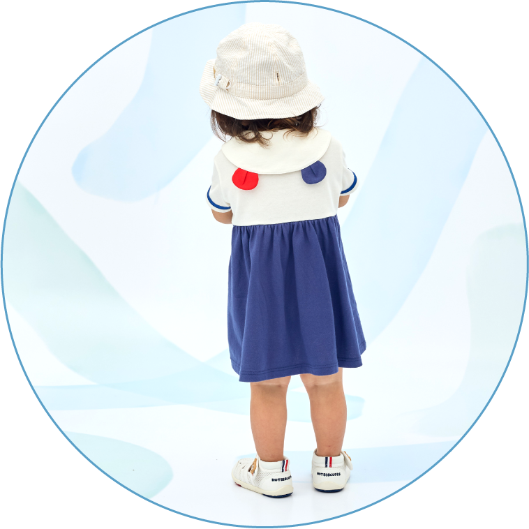 SAILOR DRESSを着た子どもの後ろ姿