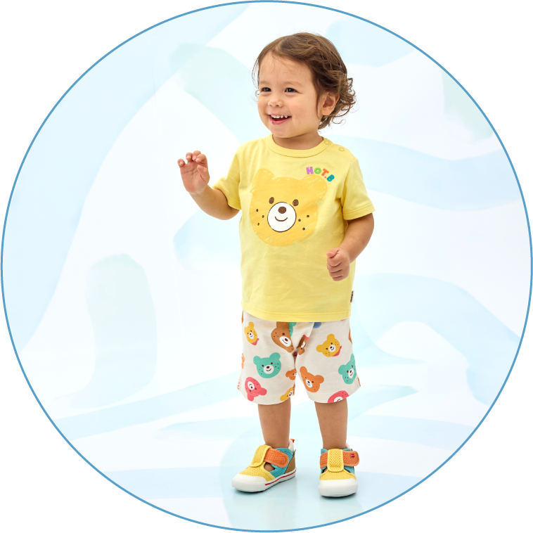 ビーンズくんのTシャツを着て帽子をかぶった子ども